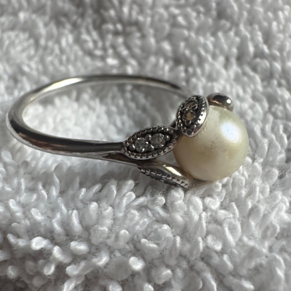 PANDORA Ring Luminous, White Pearl 190967P48 - SIZE 8 - Picture 2 of 3